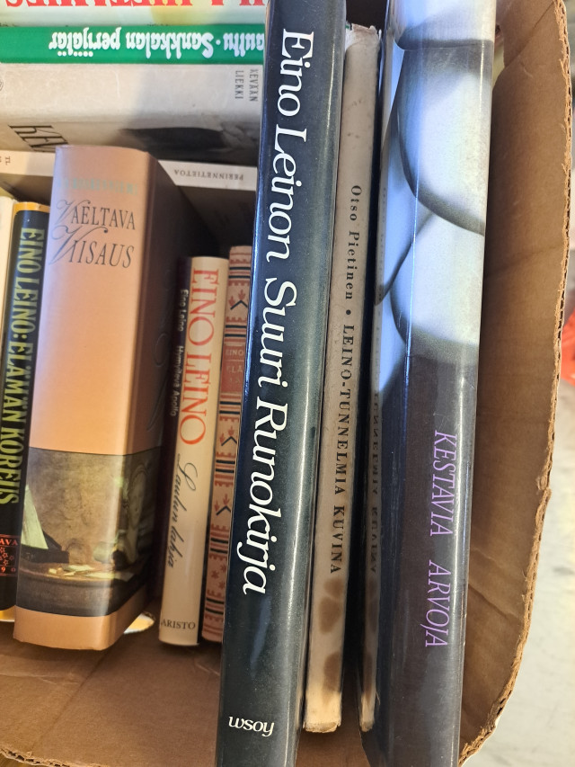 Laatikollinen kirjoja mm. Eino Leinoa, Laila Hietamiestä,