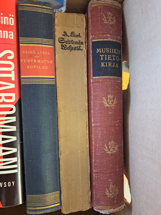 Pieni laatikollinen kirjoja mm. Vanha Aleksis Kivi Seitsemän veljestä & Väinö Linna Sotaromaani