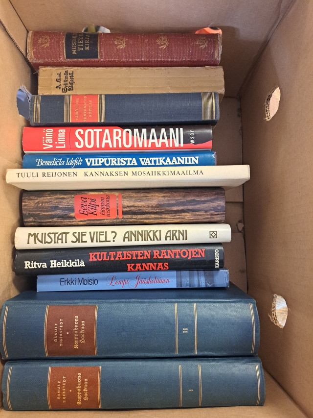 Pieni laatikollinen kirjoja mm. Vanha Aleksis Kivi Seitsemän veljestä & Väinö Linna Sotaromaani