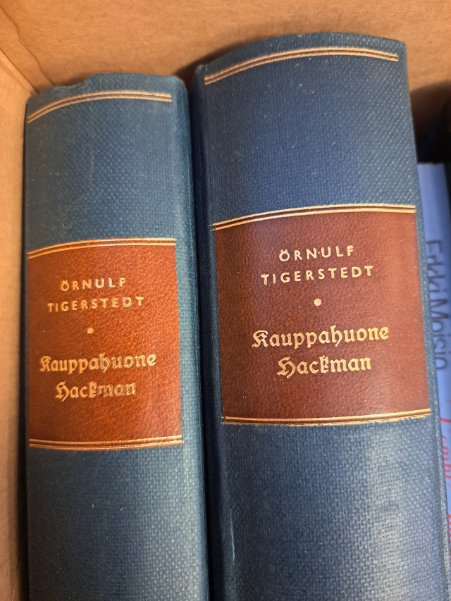Pieni laatikollinen kirjoja mm. Vanha Aleksis Kivi Seitsemän veljestä & Väinö Linna Sotaromaani
