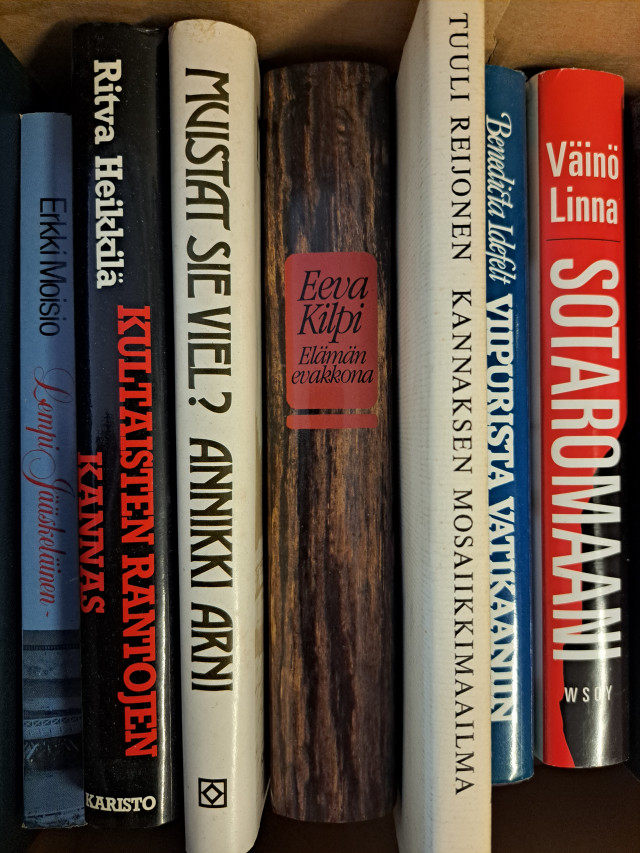 Pieni laatikollinen kirjoja mm. Vanha Aleksis Kivi Seitsemän veljestä & Väinö Linna Sotaromaani