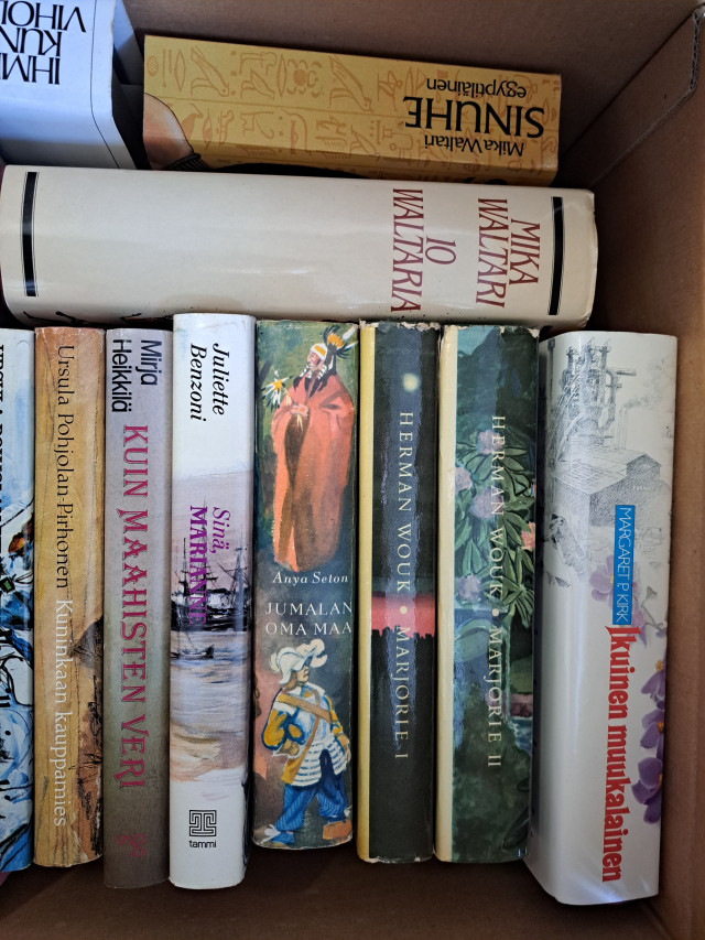 Kirjoja, mm. Mika Waltaria, Laila Hietamies,