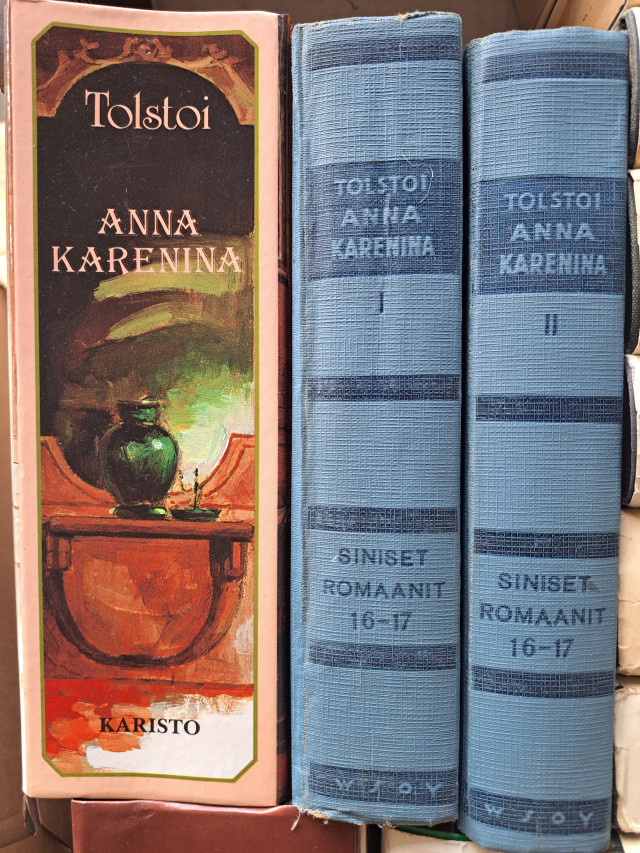 Laatikollinen kirjoja, mm. Kalle Päätaloa ja Tolstoi