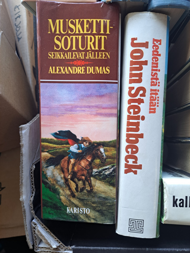 Laatikollinen kirjoja, mm. Kalle Päätaloa ja Tolstoi