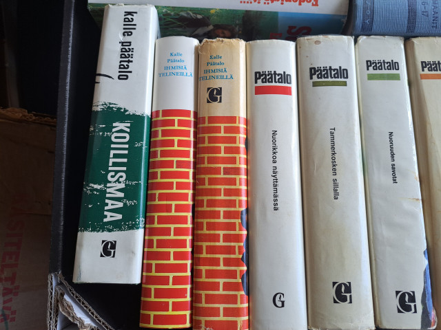 Laatikollinen kirjoja, mm. Kalle Päätaloa ja Tolstoi