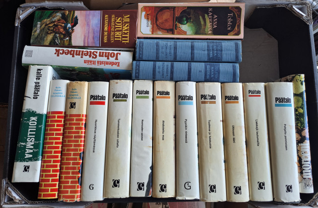Laatikollinen kirjoja, mm. Kalle Päätaloa ja Tolstoi