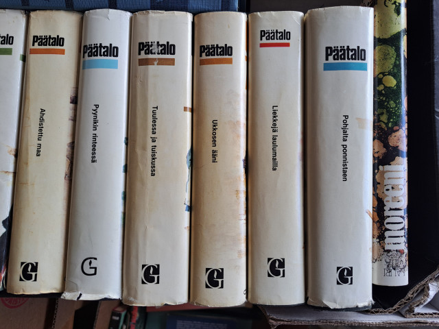 Laatikollinen kirjoja, mm. Kalle Päätaloa ja Tolstoi
