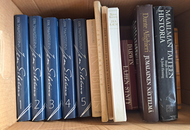 Kirjoja mm. Tavastjerna Jean Sibelius kirjoja, Dante Jumalainen näytelmä, Maailman taiteen historia ym