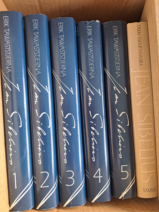 Kirjoja mm. Tavastjerna Jean Sibelius kirjoja, Dante Jumalainen näytelmä, Maailman taiteen historia ym