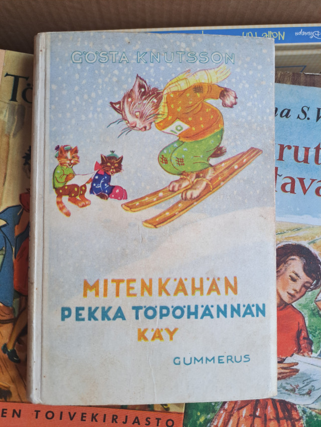 Laatikollinen vanhoja hyväkuntoisia lastenkirjoja