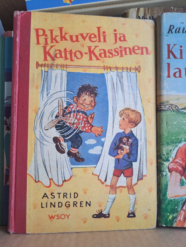 Laatikollinen vanhoja hyväkuntoisia lastenkirjoja