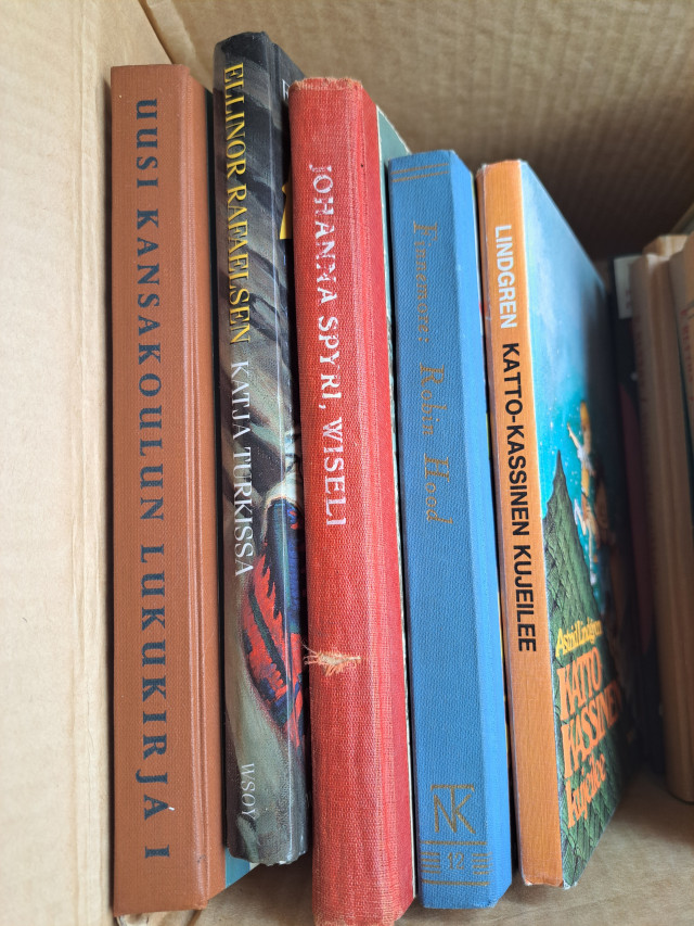 Laatikollinen vanhoja hyväkuntoisia lastenkirjoja