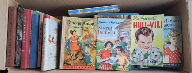 Laatikollinen vanhoja hyväkuntoisia lastenkirjoja