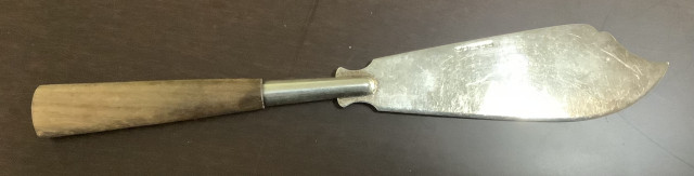 Hopeinen aterin, varsi teak