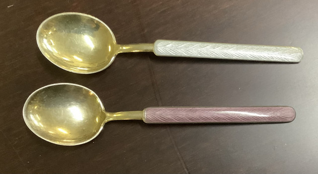 Emaloidut Hopealusikat