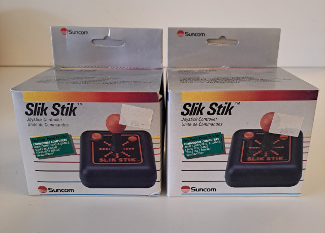 Kaksi käyttämätöntä joystickia vintage/keräily