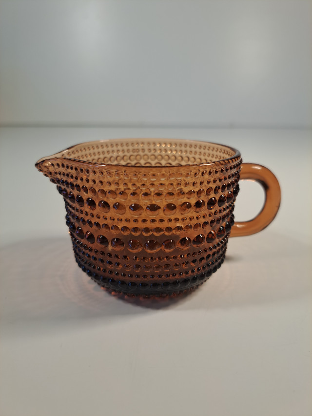 Iittalan Kastehelmi-sarjan ruskea kermakko, Oiva Toikka