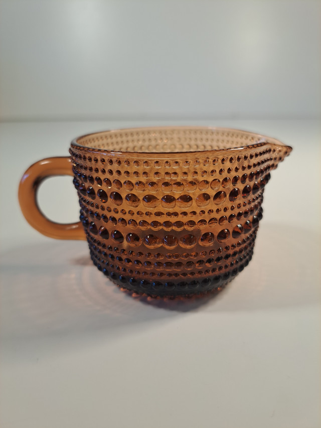 Iittalan Kastehelmi-sarjan ruskea kermakko, Oiva Toikka