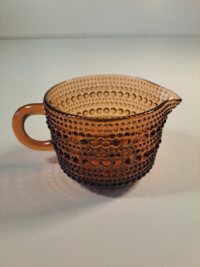 Iittalan Kastehelmi-sarjan ruskea kermakko, Oiva Toikka