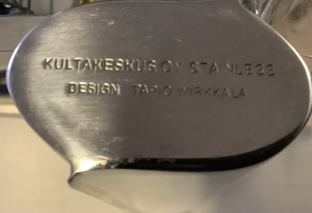 Tapio Wirkkalan suunnittelema teräsmaljakko