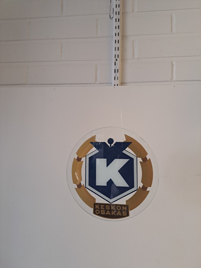 Keskon lasinen osakaskilpi, roikkuva ikkunamainos
