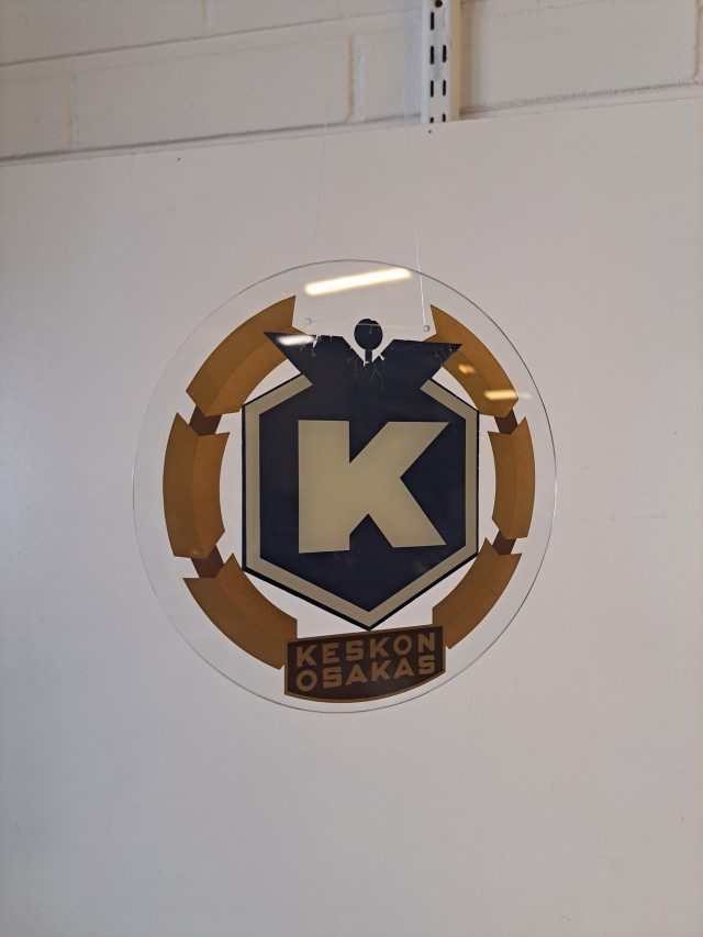 Keskon lasinen osakaskilpi, roikkuva ikkunamainos