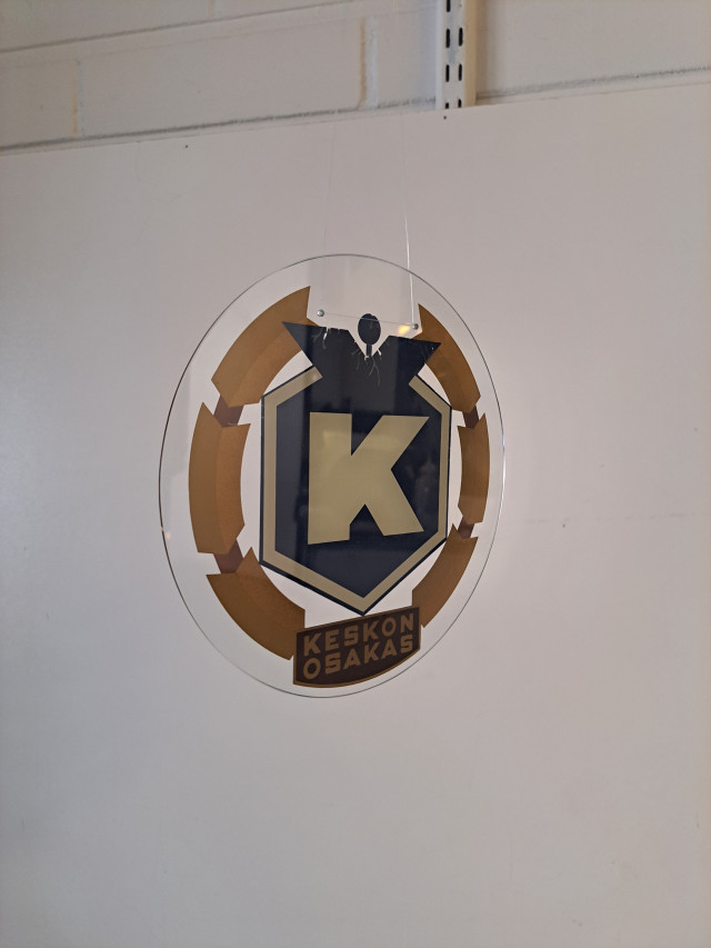 Keskon lasinen osakaskilpi, roikkuva ikkunamainos