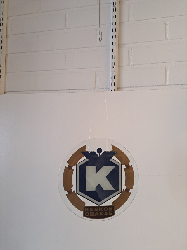 Keskon lasinen osakaskilpi, roikkuva ikkunamainos