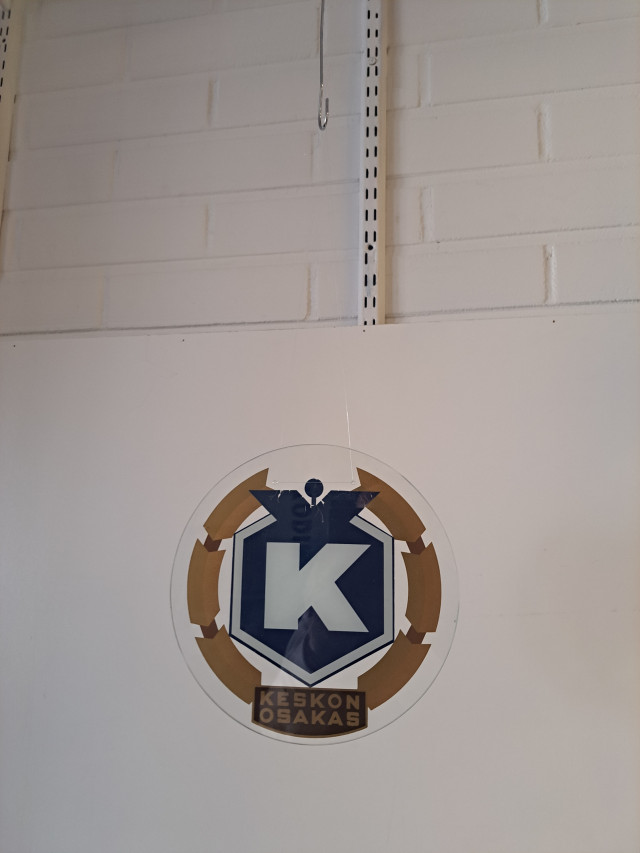 Keskon lasinen osakaskilpi, roikkuva ikkunamainos