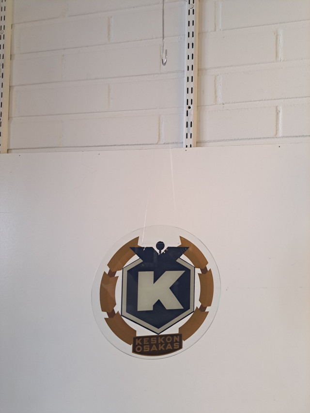 Keskon lasinen osakaskilpi, roikkuva ikkunamainos
