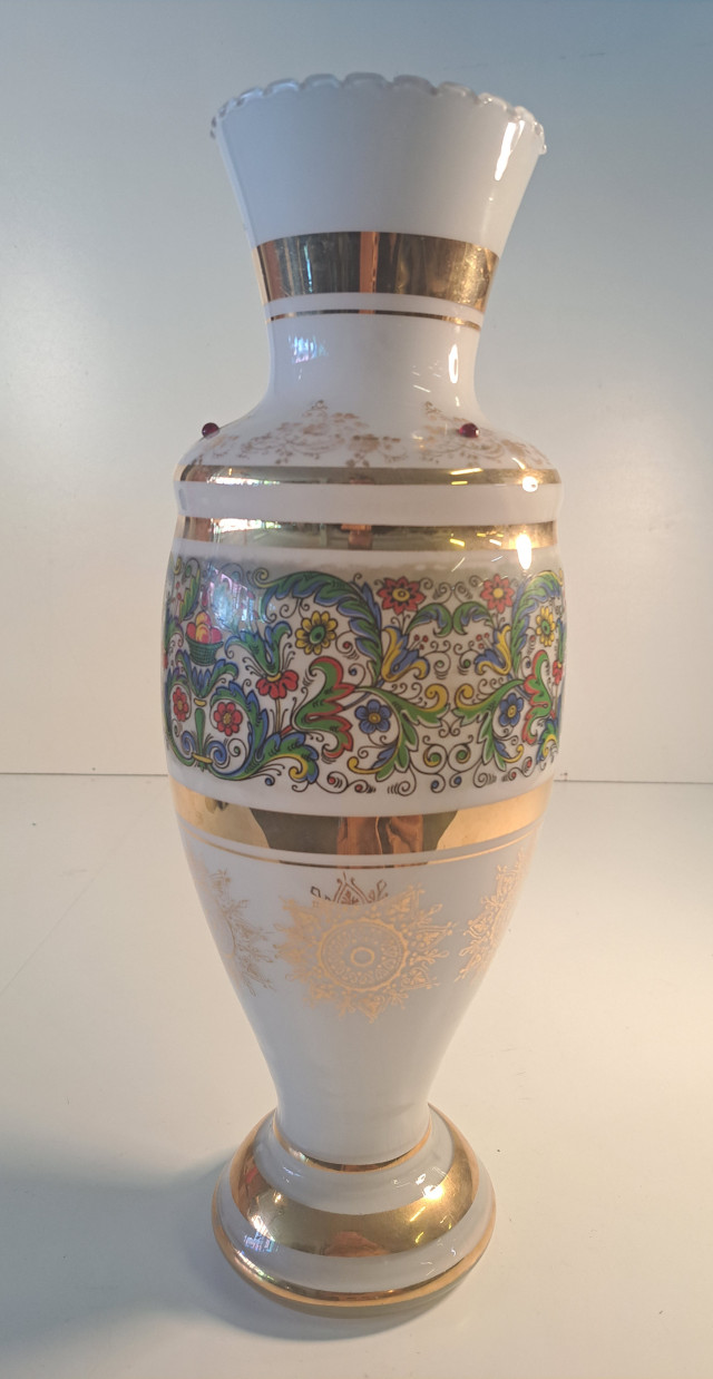 Koristeellinen vintage maljakko kultauksilla