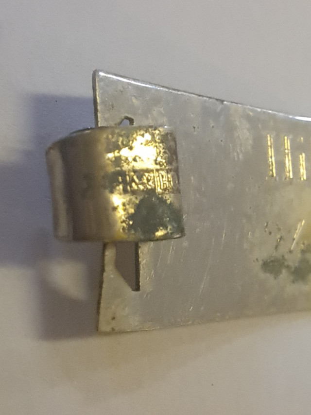 Hopeinen rannekoru 830, kaiverruksia