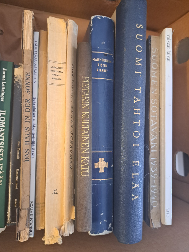Sotakirjoja ym. vanhoja kirjoja.
