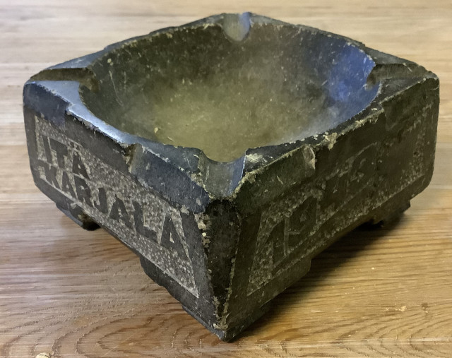 Kivinen puhdetyötuhkakuppi vuodelta 1943. 12x12x6 cm