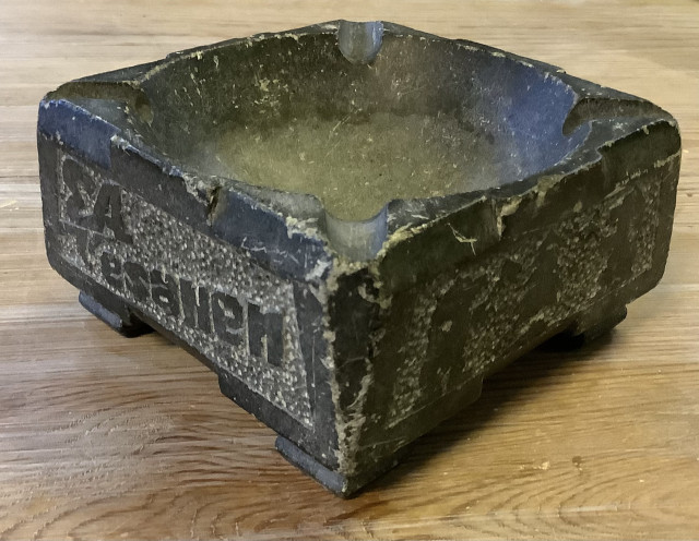 Kivinen puhdetyötuhkakuppi vuodelta 1943. 12x12x6 cm