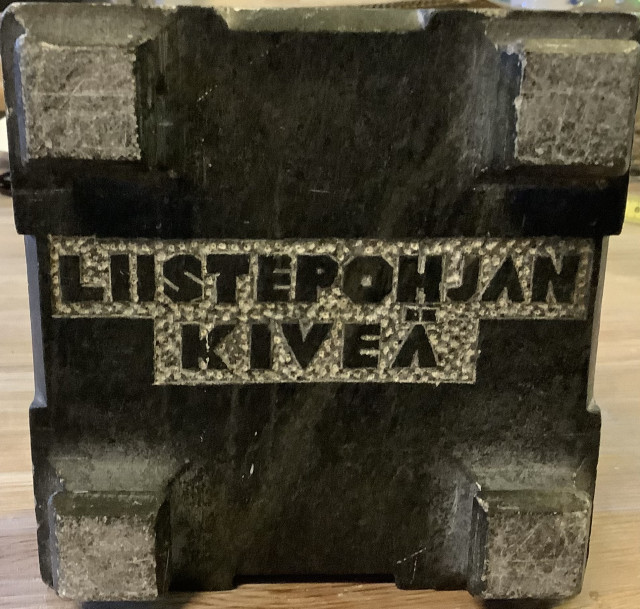 Kivinen puhdetyötuhkakuppi vuodelta 1943. 12x12x6 cm
