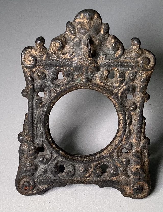 Valurautainen taskukelloteline ,korkeus 12 cm