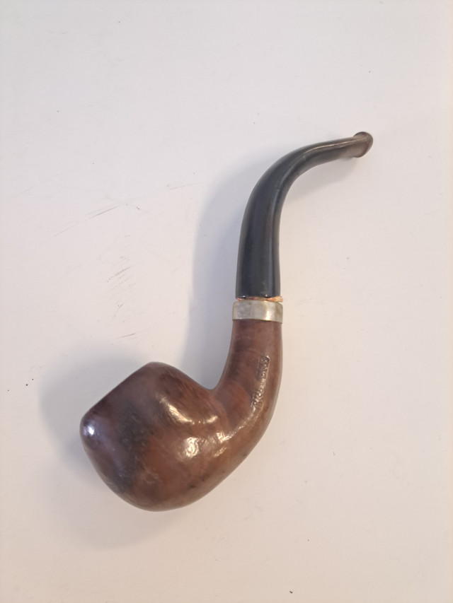 Kanervapuinen piippu hopeaholkilla