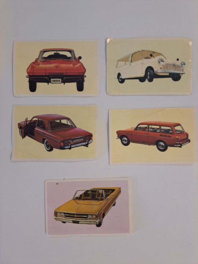 Rasia jossa vanhoja kuvia, autokortteja ja lippuja