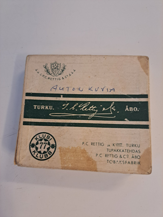Rasia jossa vanhoja kuvia, autokortteja ja lippuja