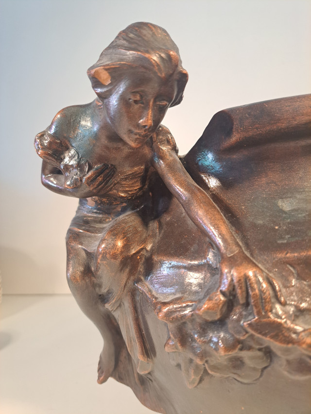 Upea Art nouveau- tyylinen saviruukku naisfiguurilla