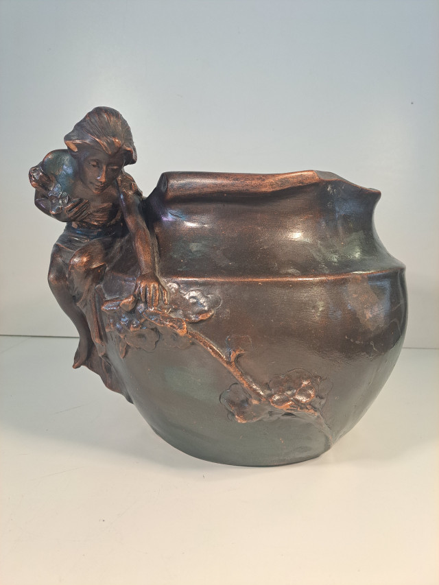 Upea Art nouveau- tyylinen saviruukku naisfiguurilla