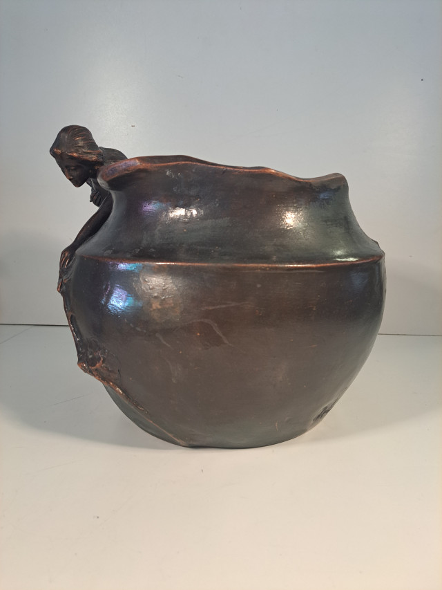 Upea Art nouveau- tyylinen saviruukku naisfiguurilla