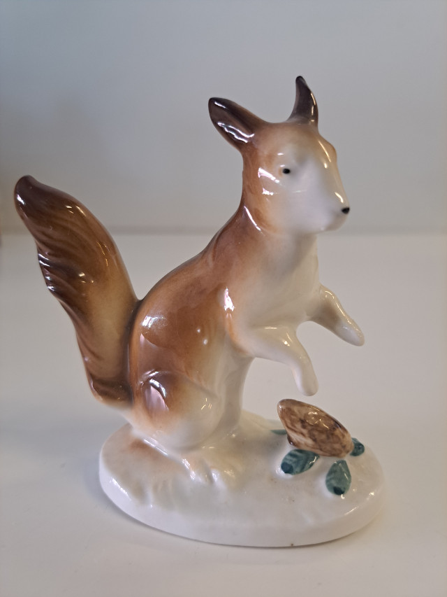 Keraaminen oravafiguuri, vintage keräily