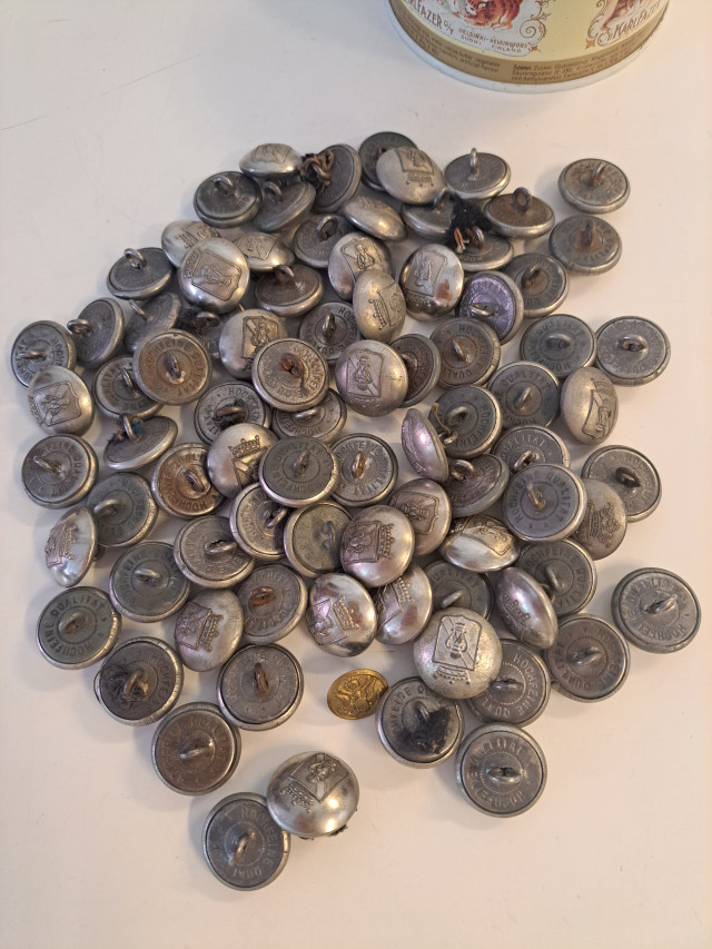 Rasiallinen vanhoja univormunappeja