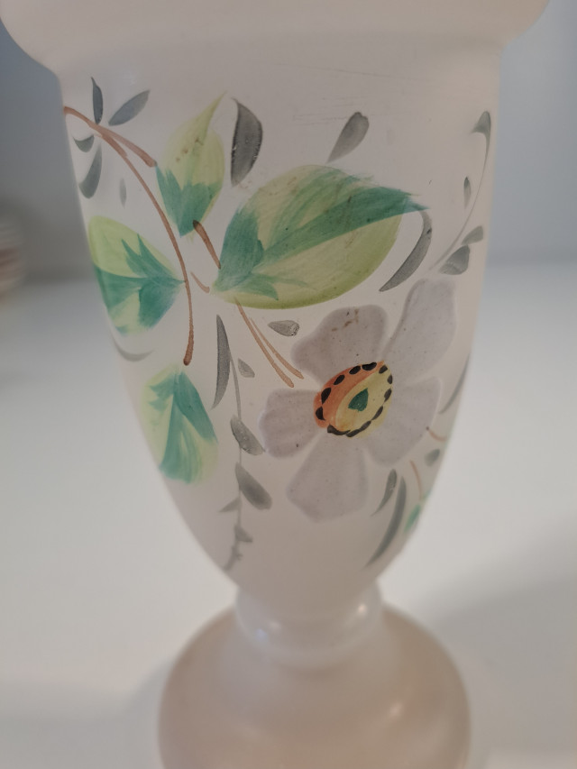 Vintage käsinmaalattu opaalilasimaljakko