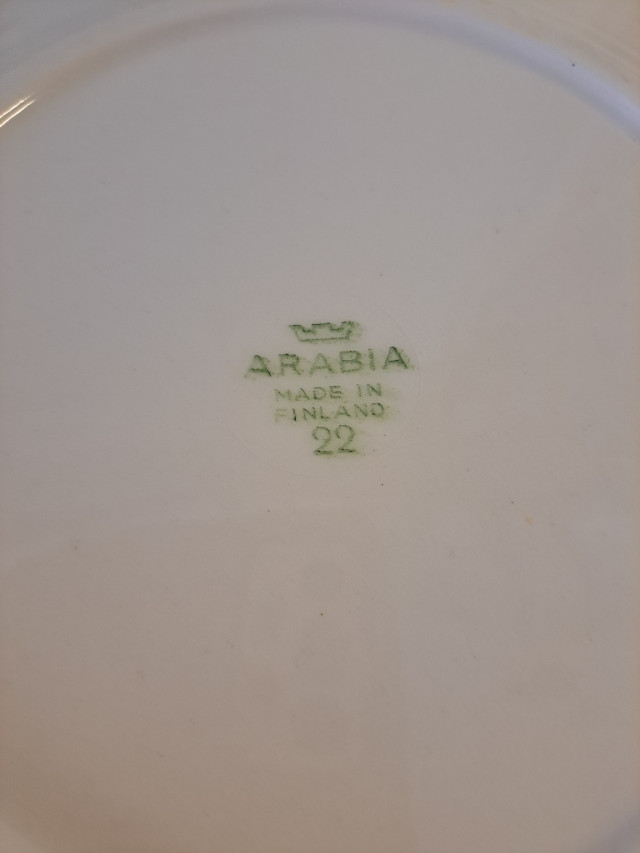 Arabian Maisema sarjaa, yksi syvä ja 5kpl matalia lautasia