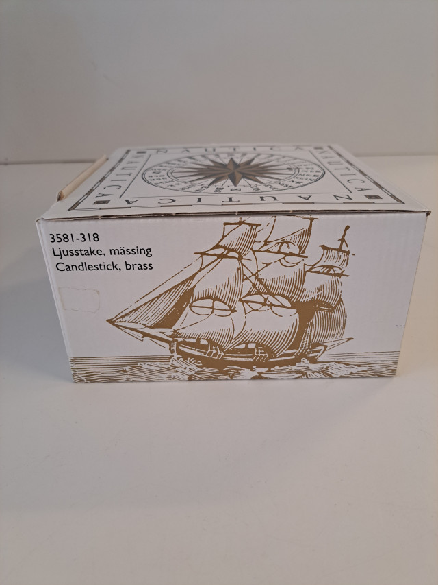 Meriaiheinen messinkikynttilänjalka pakkauksessaan