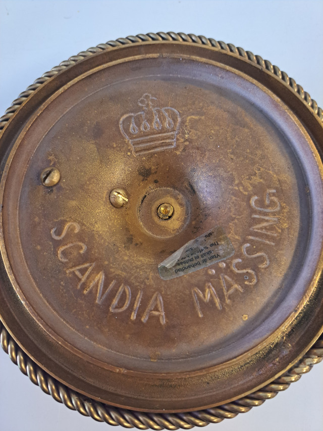 Meriaiheinen messinkikynttilänjalka pakkauksessaan