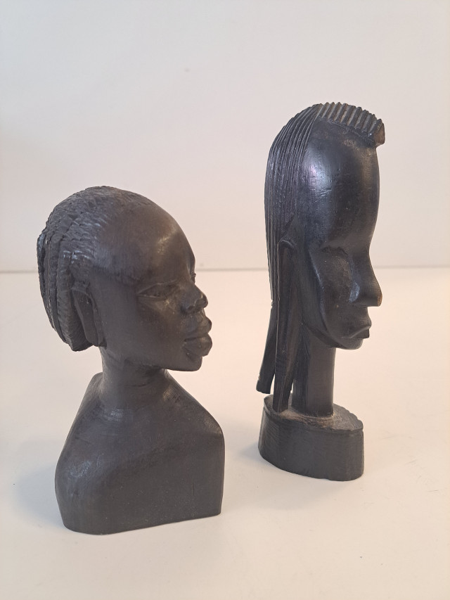 Afrikkalaiset veistokset Eebenpuusta
